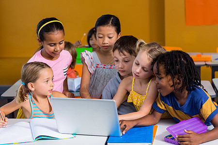儿童使用膝上型电脑服装女学生技术知识女性小学生男性幼儿园休闲班级图片