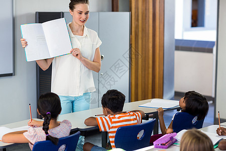 教师带孩子看书的教师图片