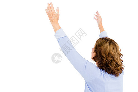 成年女子在祈祷时举起手来图片