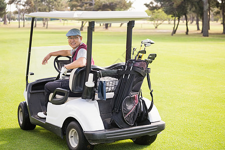Golfer 微笑和装扮闲暇高尔夫服装爱好运动员眼镜休闲绿色活动手套图片