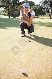 体育运动员对实地进行分析男性天空绿色高尔夫手套服装休闲高尔夫球蓝色专注图片