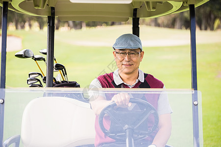 驾驶高尔夫球车的高尔夫球手运动员高尔夫男性休闲微笑运动时间闲暇爱好服装图片