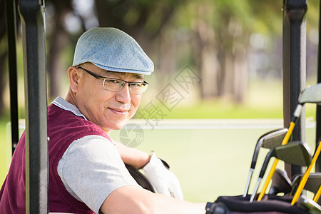 Golfer 微笑和装扮运动员绿色爱好休闲服装活动闲暇运动男性眼镜图片