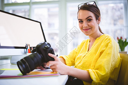 编辑办公室有摄像头的自信的女性专业专业人员肖像图片