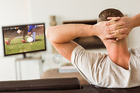 男人在沙发上放松的复合形象短裤沥青挑战住所运动对抗团队电视闲暇足球靴图片