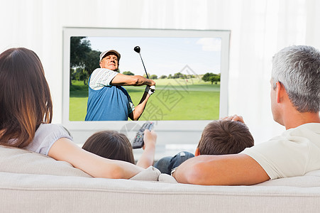 一个人打高尔夫球的视觉综合图像住所客厅长椅休息室快乐享受儿子播放器男性公寓图片
