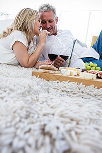 女人躺在地毯上时喂男人吃饭图片