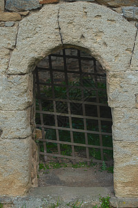 地牢入口处的石拱门和铁制铁门图片