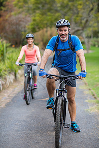 在路上骑自行车的双车勘探山地闲暇旅行女性假期冒险家运动福利农村背景图片