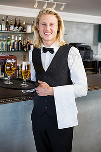 端着啤酒杯托盘的服务员肖像制服饮料工作啤酒行业服务器马甲男人职员零售图片