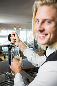 从酒吧抽水泵充满啤酒的服务员男性男人咖啡店玻璃餐厅酒精酒店零售服务器酒吧图片