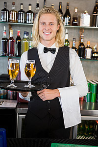 端着啤酒杯托盘的服务员肖像职业工作啤酒酒精酒吧咖啡店零售玻璃服务器饮料图片