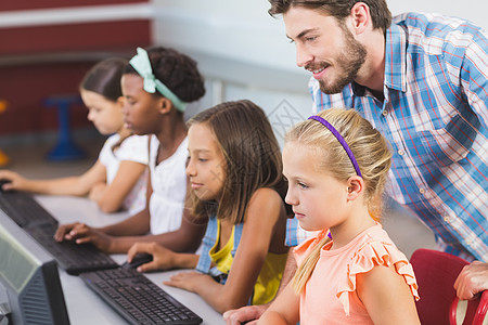老师协助女学生学习计算机服装知识分子教育休闲互联网闲暇网络课堂键盘孩子图片