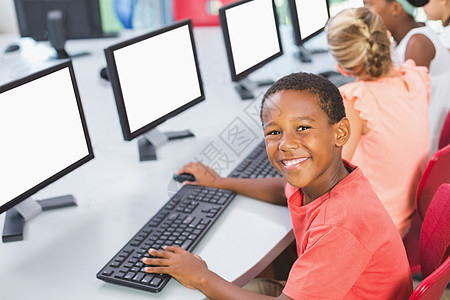 在课堂上使用计算机的在校男生屏幕同学学生瞳孔学校沟通班级监视器互联网休闲图片