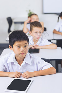 在课堂上上课的男生校服技术知识听力学生平板学习婴儿混血互联网图片