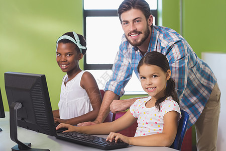 老师协助女学生学习计算机职业休闲网络课堂班级桌子电脑教学教育喜悦图片
