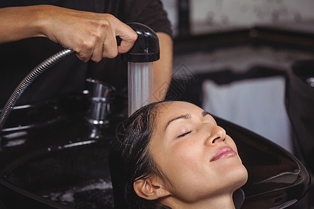 妇女洗发水造型师淋浴美容眼睛呵护洗涤头发治疗按摩商业图片