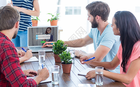 使用笔记本电脑的商业团队综合图像同事眼镜黑发专注人士网站女性沟通头脑伙伴图片