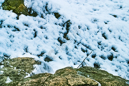 冬季山坡上满是雪图片