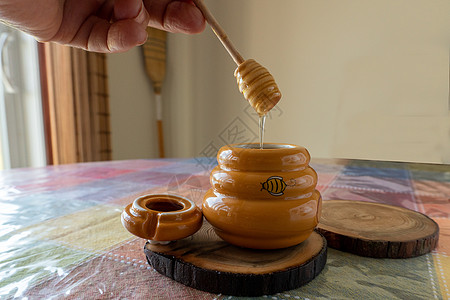 带蜂蜜的陶瓷罐图片