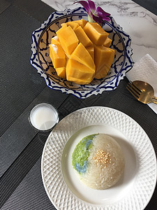 芒果与粘黏的米饭和芒果椰子牛奶图片