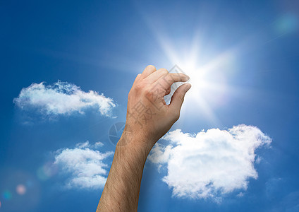 拿着太阳的人手臂手势蓝天阳光太阳手指晴天多云背景图片