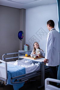 医生与病人的相互作用休闲病床保健药物疾病童年男人早餐毛绒玩具图片