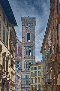 来自纳罗街的Il Duomo钟塔图片