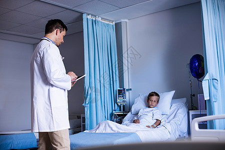 在病房使用数字平板电脑的医生男生滚动互联网住院医师保健阅读诊所治疗职业图片