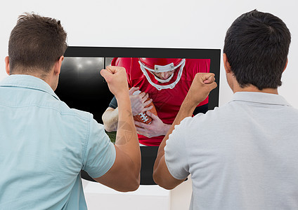 朋友在电视上观看美国足球比赛时欢呼着欢呼图片