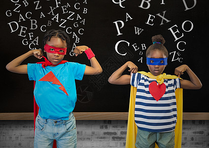穿着超级英雄服装的孩子们 在背景黑板上挥舞着双臂图片