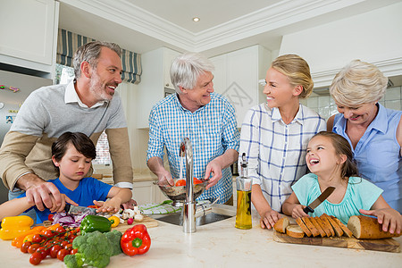 幸福的家庭在厨房做饭祖父老年祖母男性家庭生活互动沟通蔬菜童年孙子图片