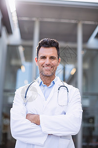 带着双手站在十字路口的微笑医生的肖像服务男性调整职场医学工作医务室平板诊所阅读图片