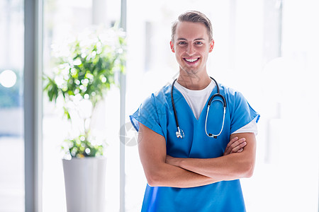 带着双手站在十字路口的微笑医生的肖像医务室医疗卫生氧气医院男性专家职场走廊诊所图片