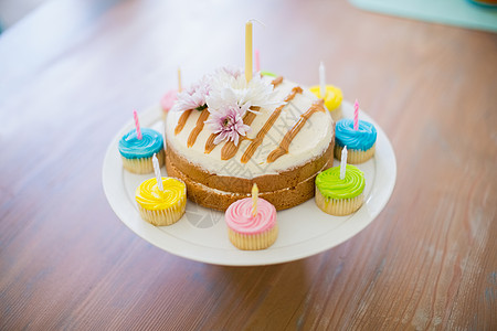 在蛋糕摊上 贴上一个装饰的生日蛋糕图片