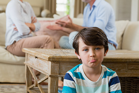 悲伤的男孩听着父母争吵听力男生桌子愁云住所童年功能公寓现实斗争图片