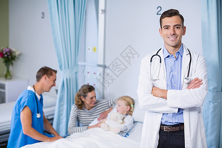 带着双手站在十字路口的微笑医生的肖像男性说谎母亲职员制服辅导女性病床医院医学图片