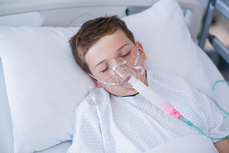 躺在医院床上的戴氧气面具的男病人眼睛疼痛职业诊所情况房间报告治疗阅读关心图片