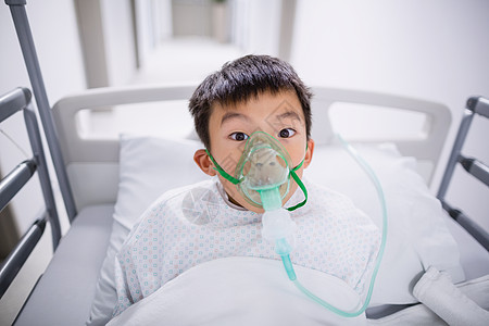 躺在医院床上的戴氧气面具的男病人照顾走廊卫生睡眠伤害住院担架医疗葡萄糖面罩图片