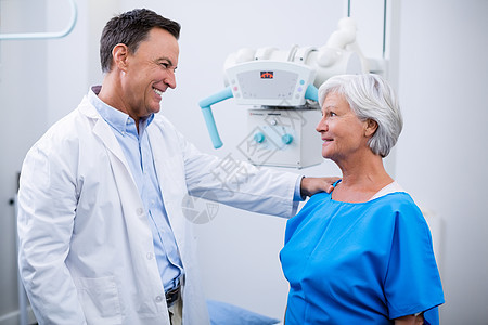 医生在体检期间与老年妇女互动图片