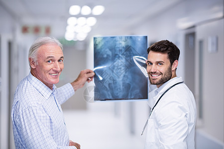 走廊内持有X光片的医生和病人肖像图片
