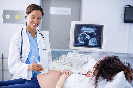 为孕妇进行超声波扫描的医生实验室检查互动诊所保健医疗等待怀孕专家住院图片