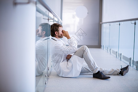 走廊上坐着的内装医生医务室职业反射保健医疗紧张悲伤工作沟通医院图片