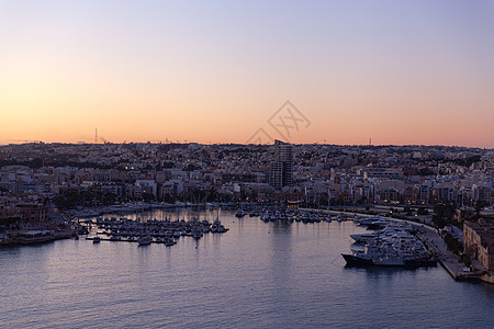 马耳他建筑学建筑城市景观奢华支撑海岸线反射日落港口图片