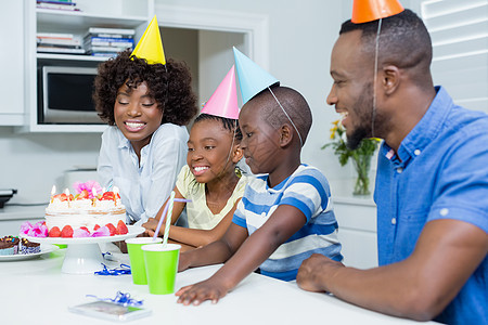 家庭在家中庆祝生日晚会公寓派对童年儿子惊喜感情蛋糕架女士乐趣父亲图片