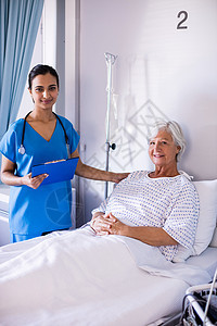 女医生和高级病人笑容医疗磨砂膏医院工作报告职业病房治疗咨询疾病图片