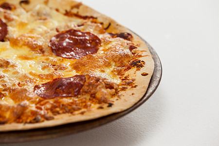 美味意大利比萨饼在披萨盘上卖托盘娱乐假期辣椒香肠营养亲密感美食家活动亲热图片