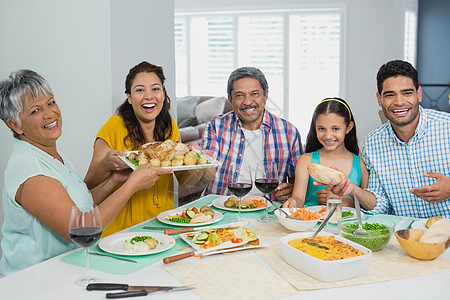 多代人家庭在家里吃饭的幸福多代家庭老年沙拉男性公寓住所女儿食物祖母母亲餐桌图片