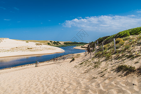君临的Huchet河口海洋方向远足游客沙丘荒野蓝色天空出口冲浪图片