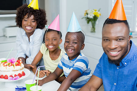 家人在家庆祝生日节日派对快乐女孩儿子女儿桌子童年女士母亲家庭住所感情图片